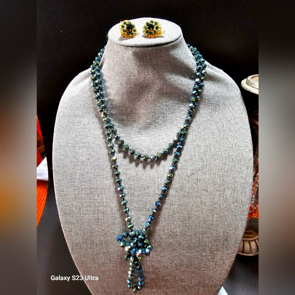 Vintage Necklace glass beaded necklace & clip-on earrings.